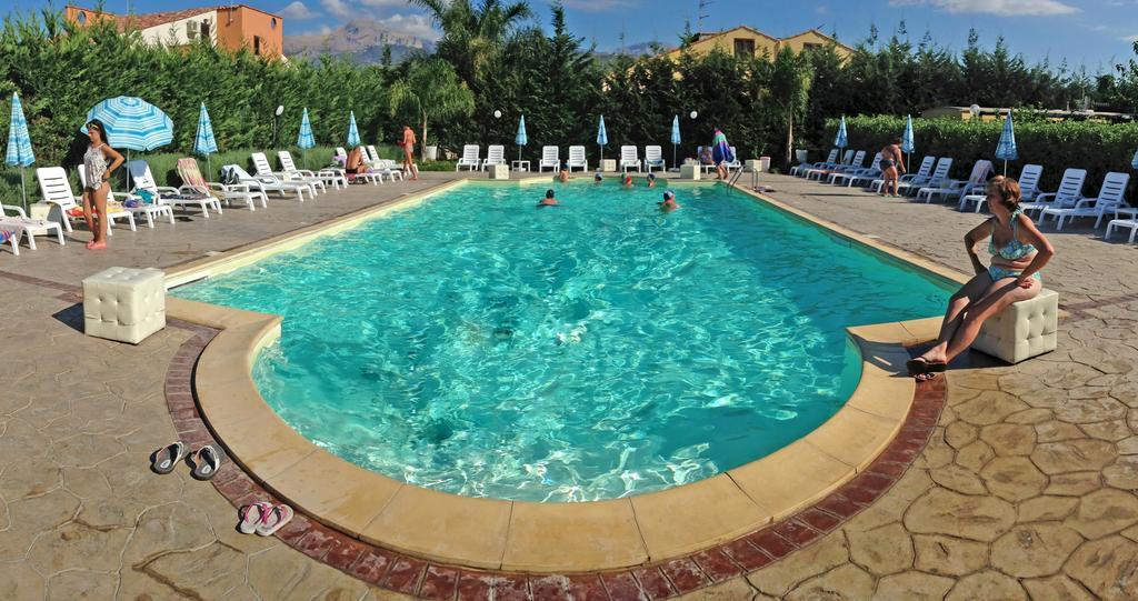 Paradise Beach Camera Mansardata Vicino Cefalu Piscina Aperta 캄포펠리체 디 로첼라 객실 사진